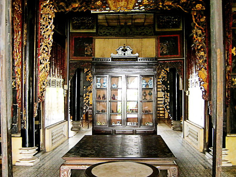 Các cửa gỗ, tủ, giường, bàn thờ đều được chạm khắc công phu. Ảnh: Dongthap