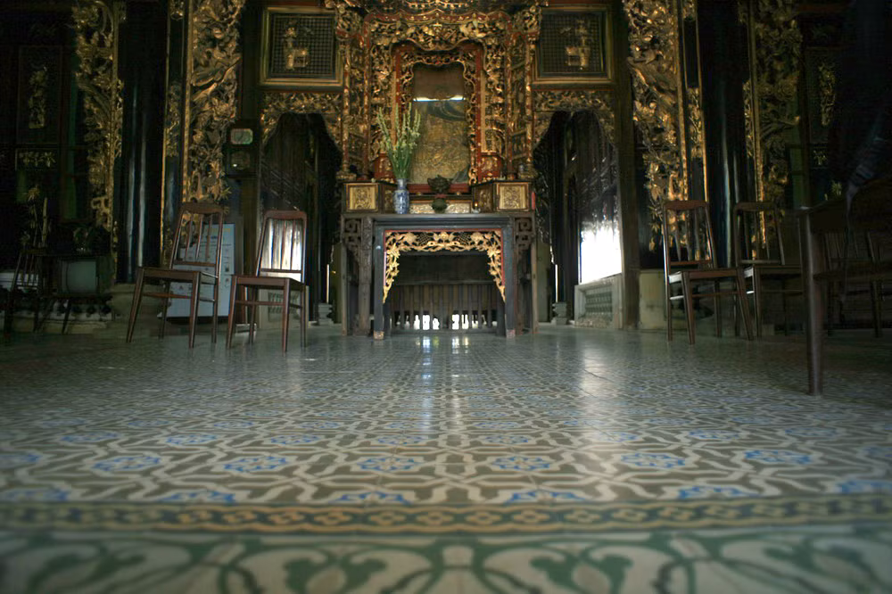 Gạch bông, kính màu được nhập từ Pháp. Ảnh: Thamhiemmekong