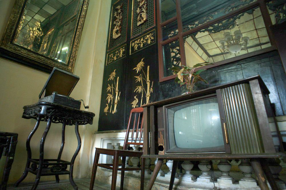 Nhiều đồ dùng trong nhà như tủ rượu, giá sách, bộ ấm, bình, đèn, máy hát... vẫn được lưu giữ đến ngày nay. Ảnh: Thamhiemmekong