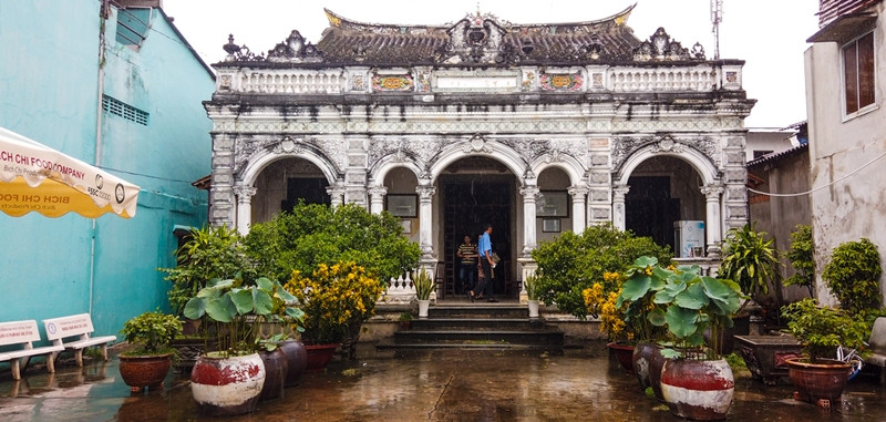 Đến năm 1917, chủ nhân cho trùng tu lại nhà bằng gạch đặc bao lấy khung gỗ bên trong. Vì thế, bên ngoài là một căn biệt thự kiểu Pháp nhưng bên trong mang đậm kiến trúc Trrung Hoa. Ảnh: Thamhiemmekong