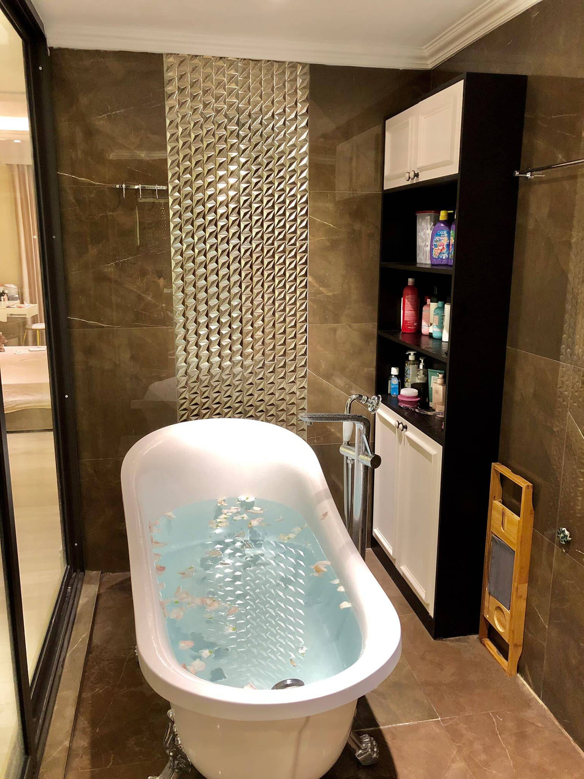 Bồn tắm để nữ MC thư giãn mỗi ngày. Nguồn ảnh: FBNV