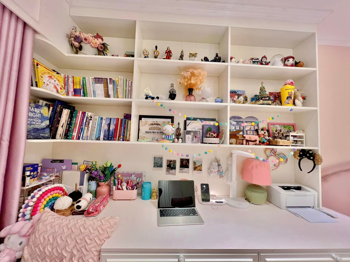 Góc học tập màu sắc do An Nhiên tự bày biện, trang trí.