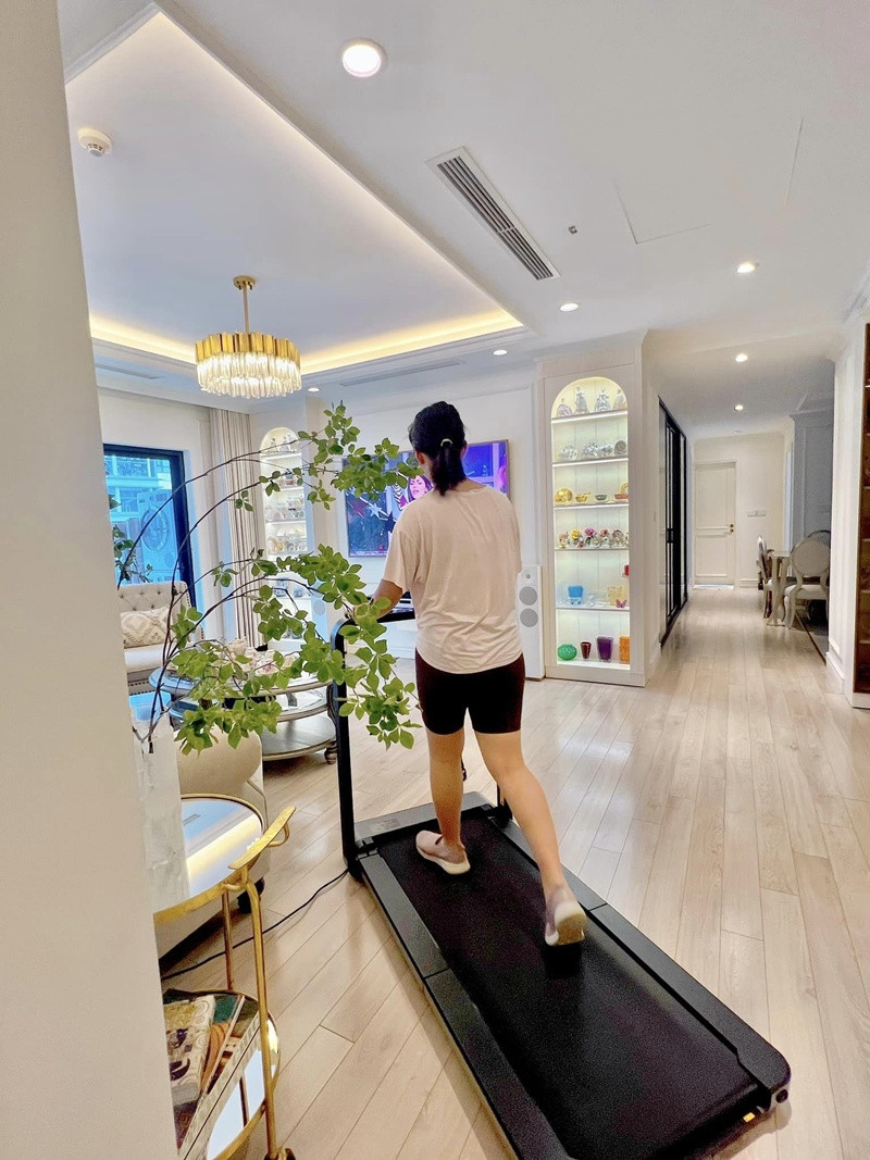 Mới đây, Diệp Chi chia sẻ cô con gái chăm chỉ, tự giác, qua đó cũng để lộ không gian sống của 2 mẹ con.