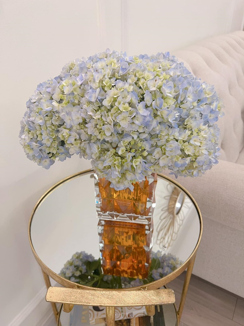 Bình cẩm tú cầu rực sáng một góc nhà.