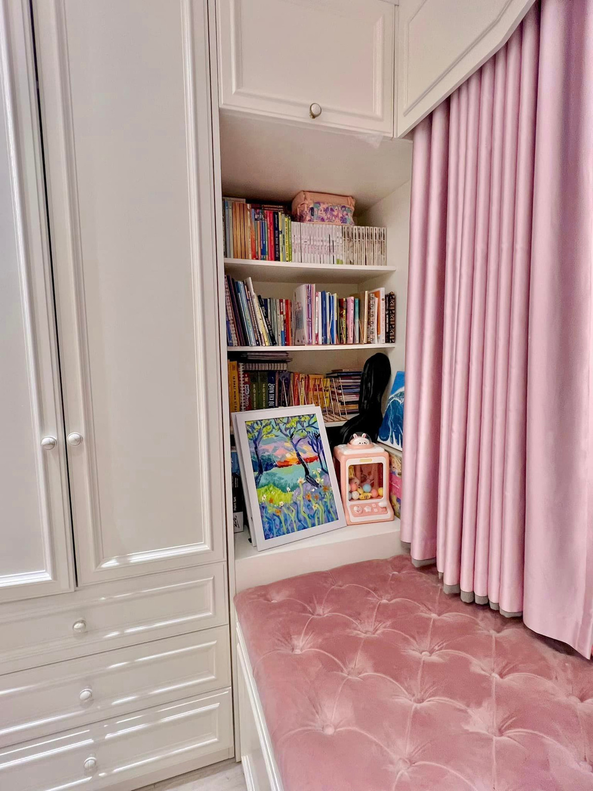 Góc để sách của Sumo và mấy bức tranh cô bé vẽ mà mẹ chưa tìm được chỗ treo.