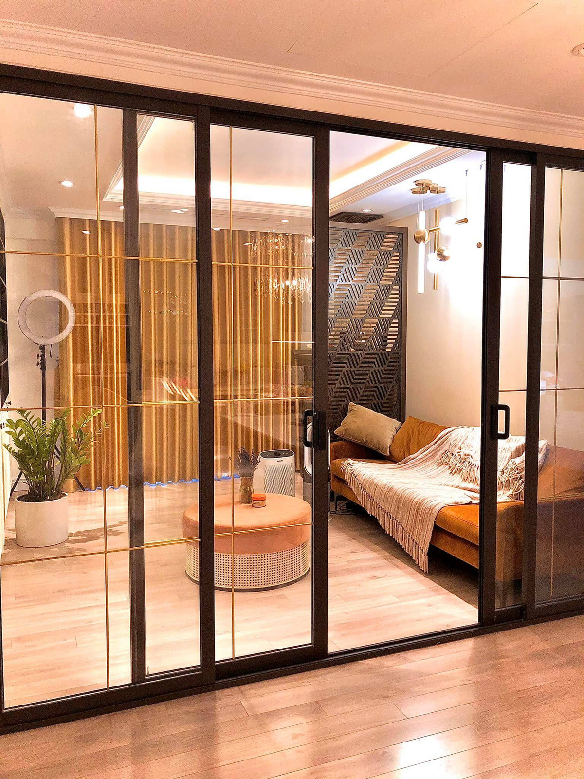 Phòng giải trí của 2 mẹ con Diệp Chi riêng tư hơn nhờ có cửa kính ray trượt.