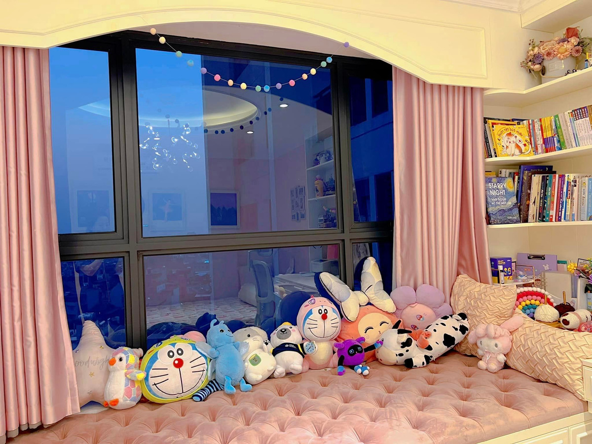 Con gái nữ MC có cả "kho tàng" thú bông đặt cạnh cửa sổ. Từ khung cửa sổ này ngắm hoàng hôn tuyệt đẹp.