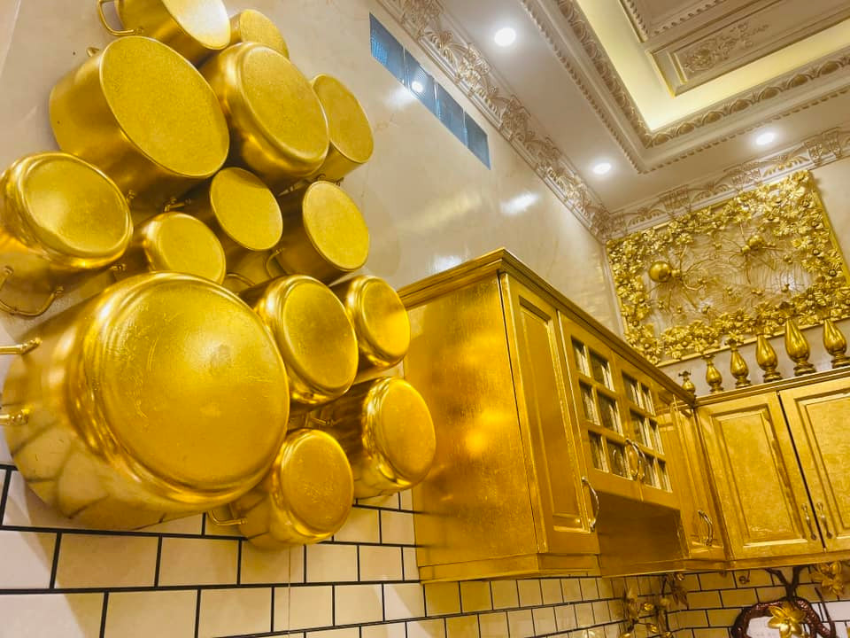 Riêng các sản phẩm quà lưu niệm được dát bằng loại lá vàng không cao cấp. Ảnh: Facebook