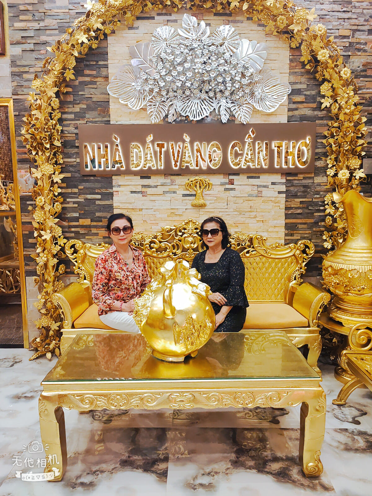 Nhà gồm 1 trệt và 2 lầu, sử dụng chất liệu gạch men màu vàng nhập từ nước ngoài về làm điểm nhấn trang trí nội thất trong nhà và đồ lưu niệm. Ảnh: Facebook