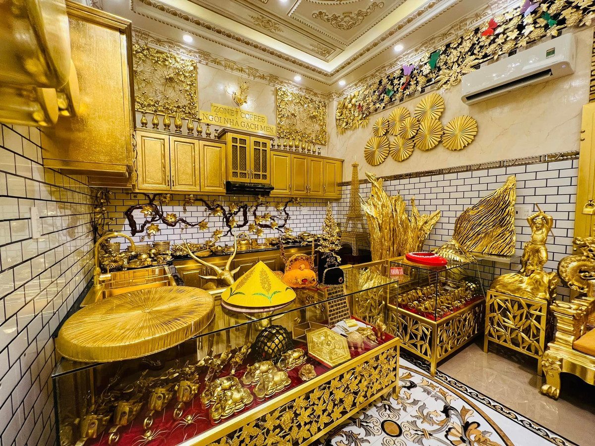 Mỗi món đồ được dát bằng lá vàng, tuỳ theo sản phẩm mà lá vàng được dát ở độ tuổi khác nhau. Ảnh: Facebook