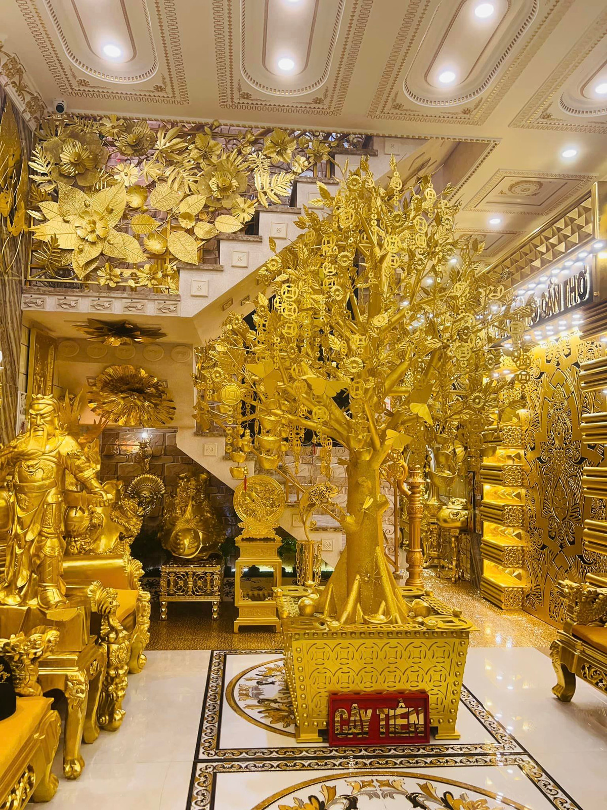 Hàng trăm món đồ trong nhà đều được dát vàng tinh xảo đến từng chi tiết. Ảnh: Facebook
