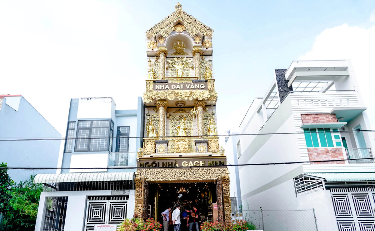 Theo tiết lộ, chủ nhân cho xây dựng ngôi nhà dát vàng nhằm tạo ra sản phẩm du lịch khác biệt, níu chân du khách mỗi khi đến Cần Thơ. Ảnh: Dân trí