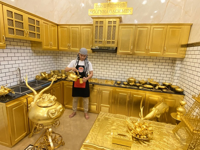 Khu bếp cũng được dát vàng lộng lẫy đến từng chi tiết. Ảnh: Facebook