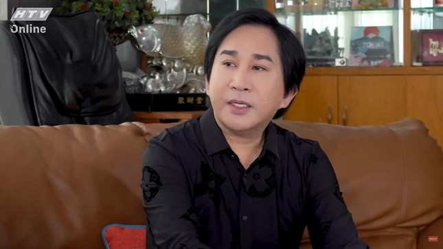  NSƯT Kim Tử Long là nghệ sĩ cải lương nổi tiếng của Việt Nam. Anh sở hữu căn biệt thự rộng gần 300m2, có giá ước tính triệu đô tại huyện Bình Chánh, TP HCM. Ảnh: HTV Online