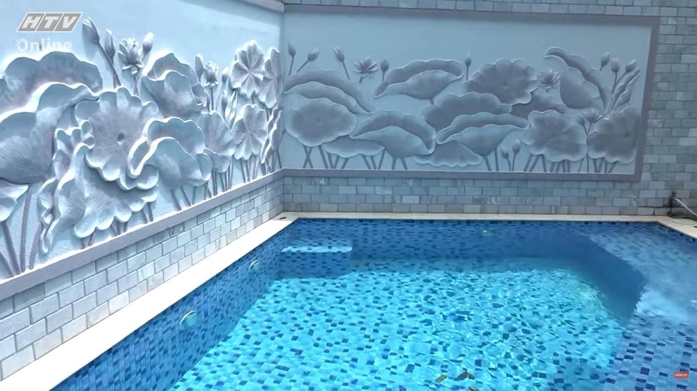 Đặc biệt, bên trong biệt thự còn có cả bể bơi rất rộng. Ảnh: HTV Online