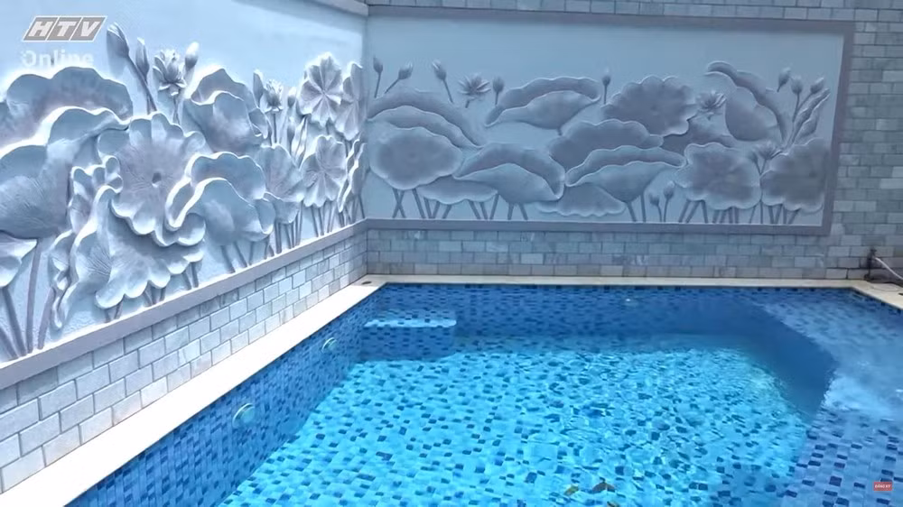 Đặc biệt, bên trong biệt thự còn có cả bể bơi rất rộng. Ảnh: HTV Online