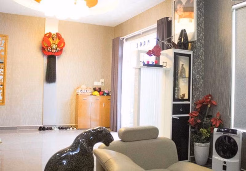 Bên trong biệt thự được trang trí nội thất sang trọng. Phòng khách còn có sofa lớn và tủ nhỏ để trưng bày một số vật phẩm lưu niệm. Ảnh: Tiền phong