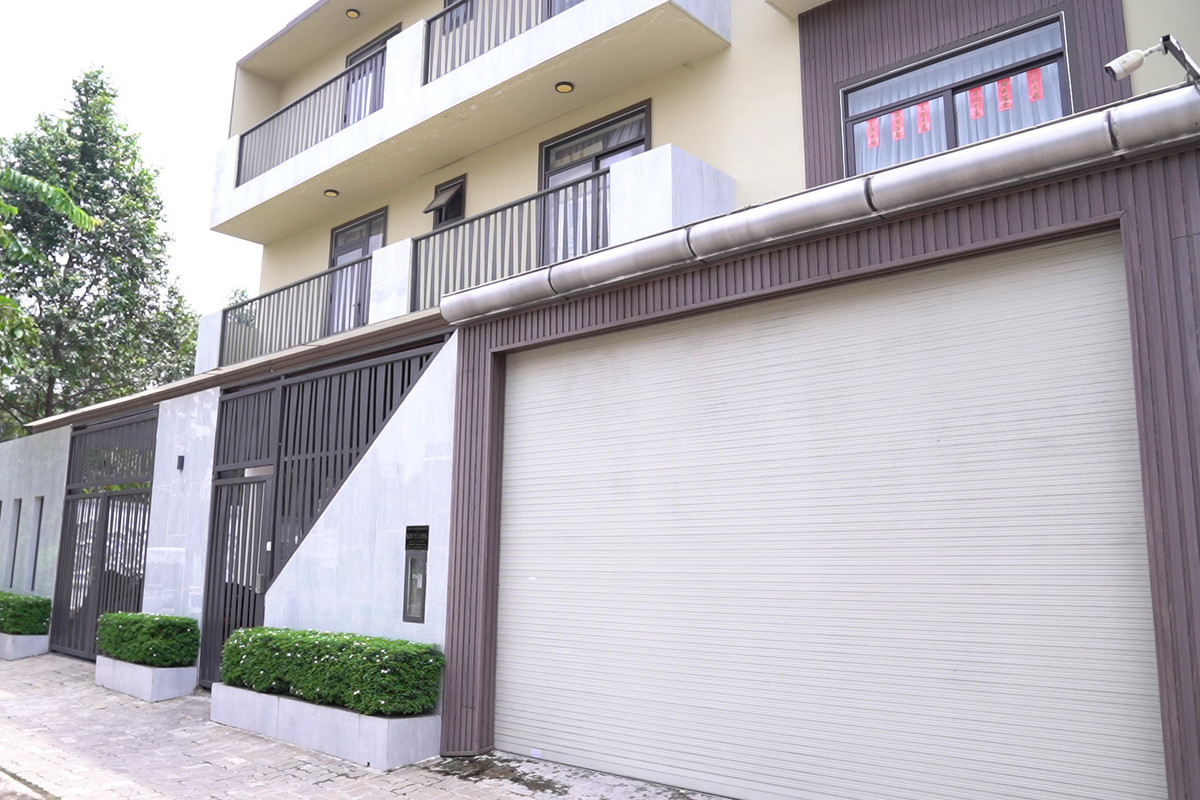 Ngôi nhà của nghệ sĩ Kim Tử Long gồm 3 tầng bể bơi riêng và vườn rộng, có gắn camera giám sát và bảo vệ 24/24. Ảnh: Vietnamnet