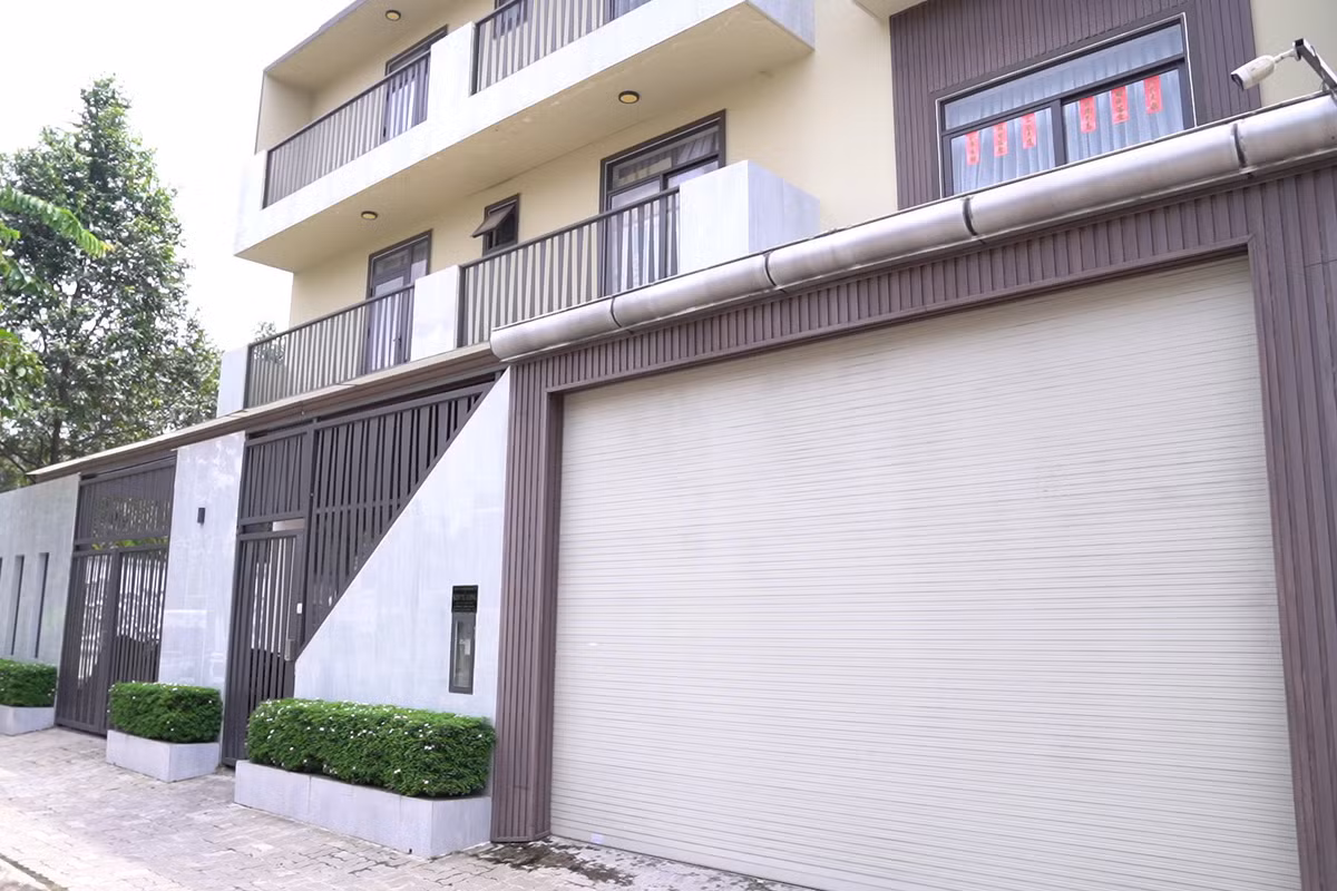 Ngôi nhà của nghệ sĩ Kim Tử Long gồm 3 tầng bể bơi riêng và vườn rộng, có gắn camera giám sát và bảo vệ 24/24. Ảnh: Vietnamnet