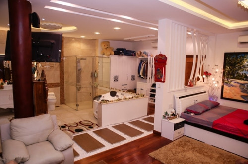 Riêng phòng ngủ của Lý Hùng rộng tới hơn 100 m2 được chia thành từng khu vực riêng biệt. Ảnh: Yan