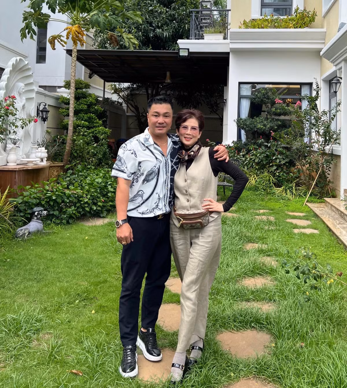 Biệt thự của Lý Hùng có tổng diện tích sàn 700 m2. Mảnh đất mày được anh mua từ hơn 20 năm trước, khi chỉ là ruộng lúa. Ảnh: FBNV