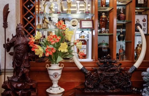 Trong phòng khách, nam tài tử trưng bày nhiều hình ảnh gia đình và giải thưởng mà các thành viên đạt được trong sự nghiệp. Ảnh: Yan