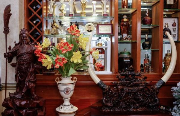 Trong phòng khách, nam tài tử trưng bày nhiều hình ảnh gia đình và giải thưởng mà các thành viên đạt được trong sự nghiệp. Ảnh: Yan