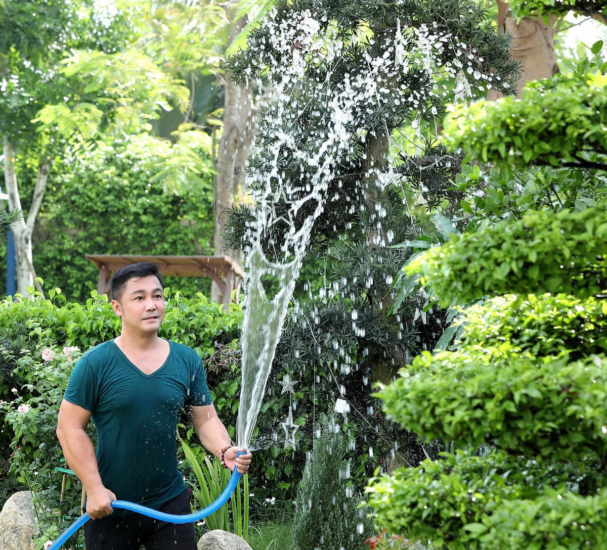 Những lúc rảnh rỗi, nam tài tử tự tay chăm sóc khu vườn. Ảnh: FBNV