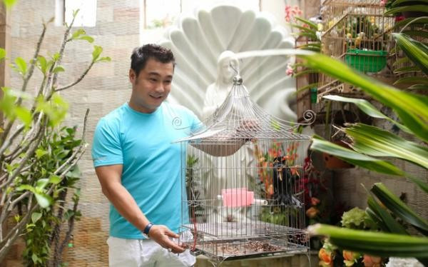 Nam diễn viên còn nuôi cả chim và cá cảnh trong nhà. Ảnh: FBNV
