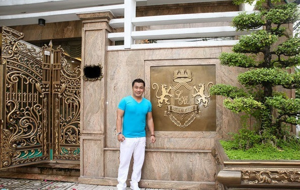 Với mức cát-xê khủng, Lý Hùng có duyên đầu tư kinh doanh bất động sản. Nam diễn viên hiện đang sống trong căn biệt thự 3 tầng ở quận Tân Bình, TP HCM. Ảnh: Yan