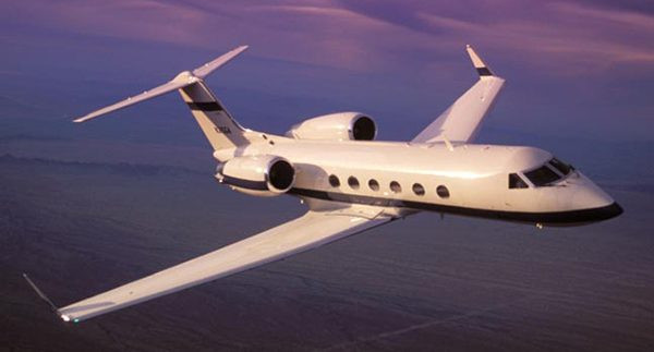 Gulfstream IV là máy bay phản lực đôi được thiết kế và chế tạo bởi Gulfstream Aerospace. Nó được trang bị hai động cơ phản lực cánh quạt Rolls-Royce RB.183 Tay. Chiếc máy bay này nổi tiếng vì khả năng duy trì sức mạnh khi bay. Gulfstream IV có giá 38 triệu USD. Nguồn ảnh: Financesonline