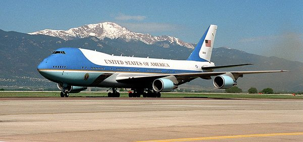 Với 660 triệu USD, Air Force One là máy bay ba tầng với không gian rộng 371 mét vuông. Máy bay có thể dễ dàng đạt tốc độ 650 dặm/giờ. Với các trường hợp cấp cứu y tế, trên máy bay có một bệnh viện nhỏ với các bác sĩ chuyên khoa và phòng mổ.