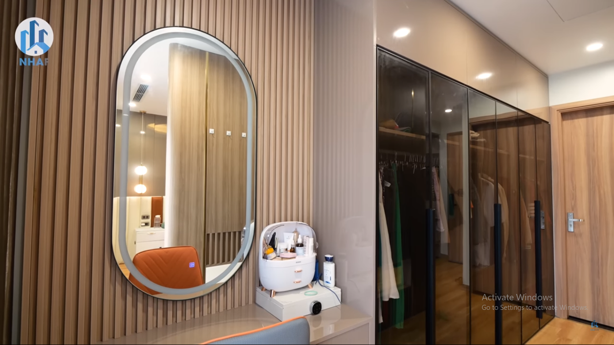 Trong phòng ngủ master có khu vực thay đồ được ngăn cách bằng vách ngăn công nghiệp.