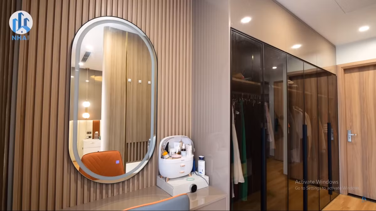 Trong phòng ngủ master có khu vực thay đồ được ngăn cách bằng vách ngăn công nghiệp.