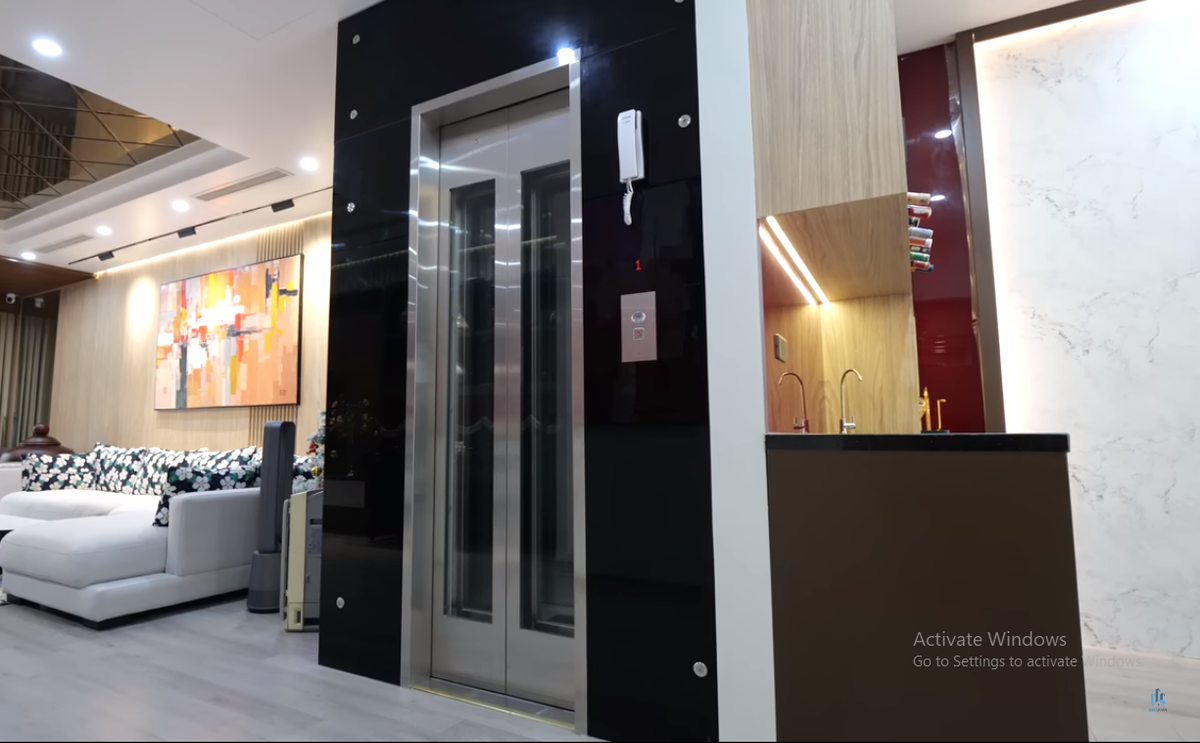 Trong nhà có lắp thang máy để thuận tiện cho việc di chuyển.