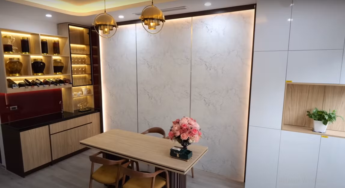 Phía trong phòng khách là không gian riêng cho gia chủ hút xì gà và tiếp khách.