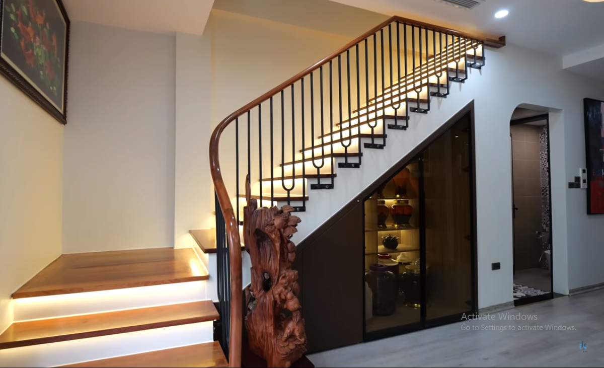 Cầu thang bộ được bố trí ở phía cuối nhà, có lắp đèn cảm biến giúp di chuyển an toàn vào buổi tối.