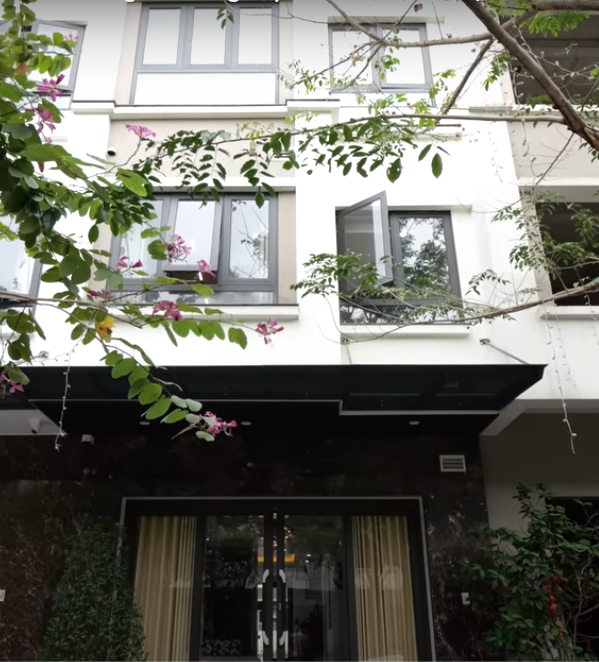 Mới đây, kênh YouTube NhaF giới thiệu một căn liền kề có diện tích 70m2, gồm 4 tầng tại Hải Dương và chi phí hoàn thiện khoảng 3 tỷ đồng.