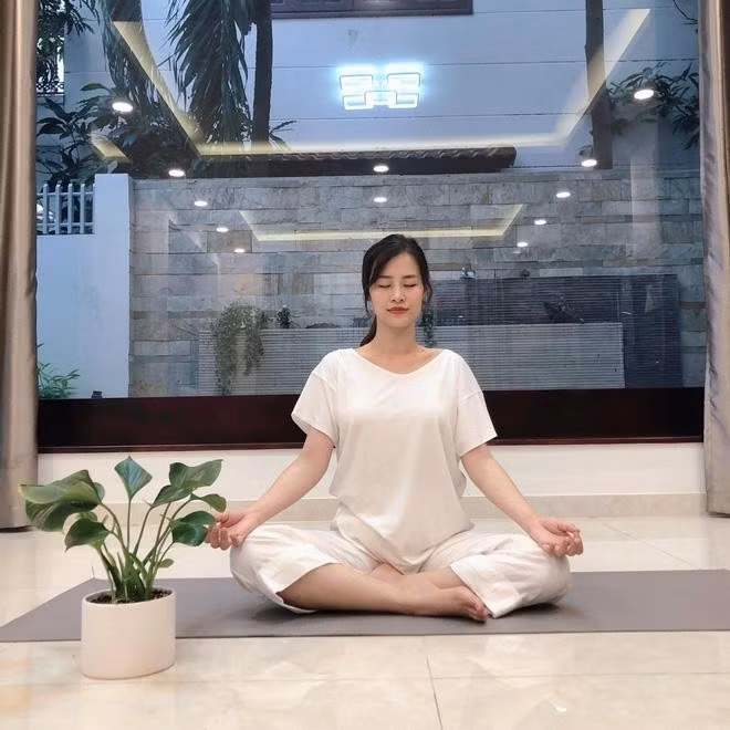 Căn phòng đủ rộng để Đông Nhi có thể tập yoga ngay trong nhà. Ảnh: FBNV