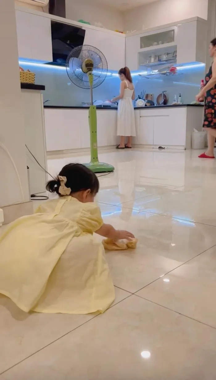 Hình ảnh con gái Đông Nhi phụ mẹ lau nhà vô tình để lộ không gian phòng bếp thoáng rộng. Ảnh: FB Đông Nhi