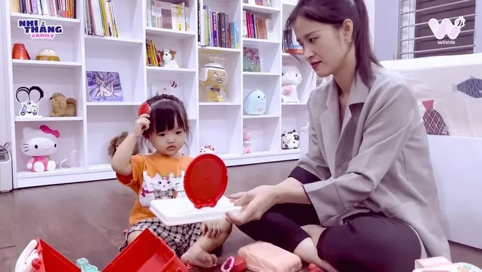 Kệ tủ dài chứa đồ chơi, sách vở của bé Winnie. Ảnh chụp màn hình