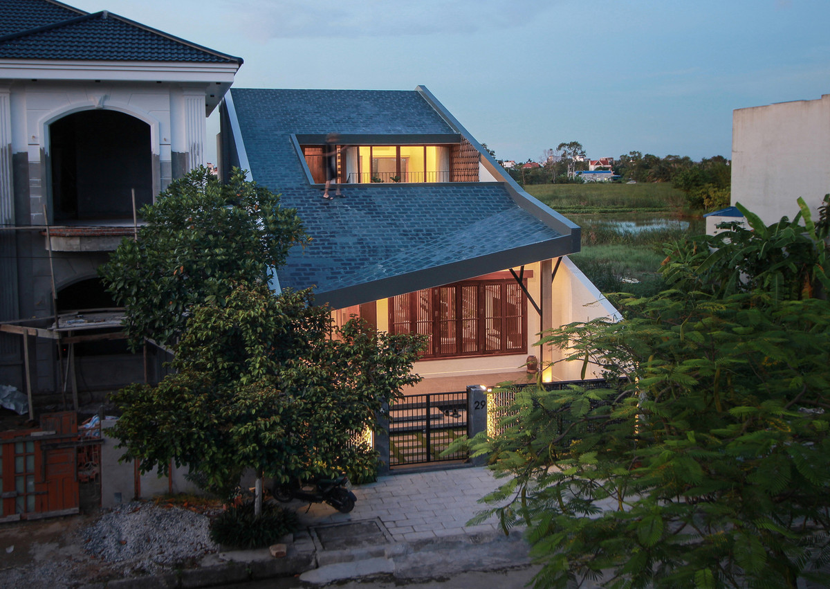 “MOM house” bắt đầu với mong ước chân thành về một cậu con trai. Ba mươi năm trước, tại mảnh đất này – quê hương của thân chủ, cha mẹ anh phải bán ngôi nhà thuở nhỏ do cha lâm bệnh.