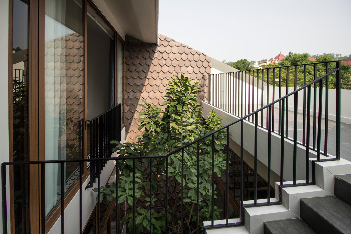 Do 2 mặt của lô đất bị chắn bởi các công trình lân cận, mặt tiền hẹp, chiều sâu kéo dài nên các kiến trúc sư thiết kế nhà thành các không gian mở và đóng, được chia nhỏ bởi các sân trong.