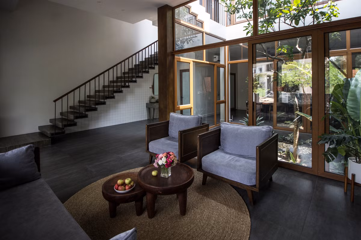 Các yếu tố truyền thống như như mái dốc, hàng hiên, ngưỡng cửa, sân trong, tỷ lệ, ché “ong”, đồ đất nung, gạch men cổ, tường sỏi đã được lựa chọn khi thiết kế nhà.