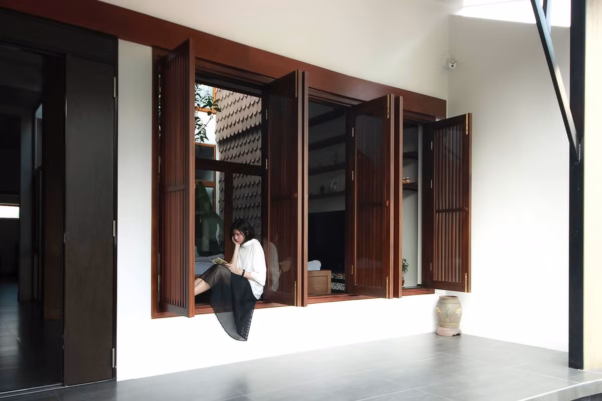 Dựa trên ký ức tuổi thơ của gia chủ, kiến trúc sư lên ý tưởng thiết kế nhà với những chi tiết giống với ngôi nhà cũ của gia đình. Đó là một căn nhà có vỏ mộc mạc như ngôi nhà truyền thống của vùng đồng bằng Bắc Bộ, kết hợp với các chi tiết hiện đại.