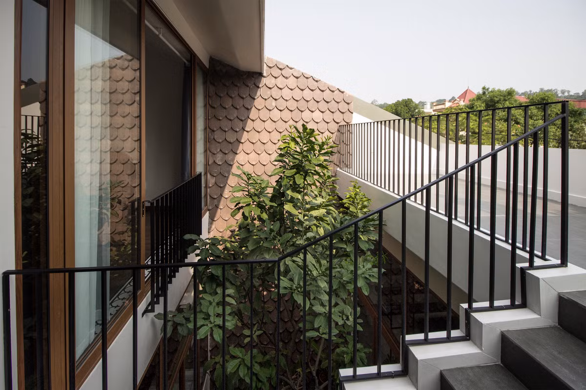 Do 2 mặt của lô đất bị chắn bởi các công trình lân cận, mặt tiền hẹp, chiều sâu kéo dài nên các kiến trúc sư thiết kế nhà thành các không gian mở và đóng, được chia nhỏ bởi các sân trong.