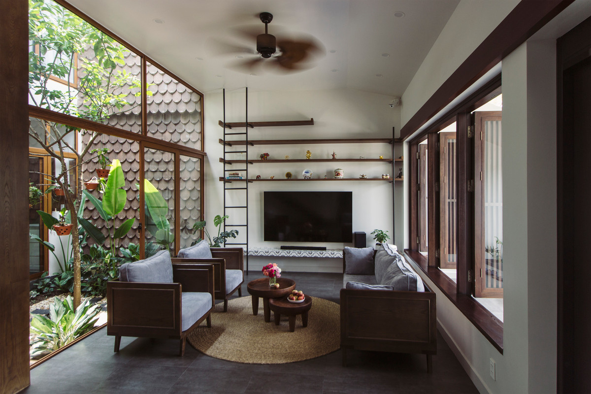 Bên cạnh đó, bằng cách sử dụng bố cục chia tầng so le, kiến trúc sư tạo ra một khung cảnh luôn thay đổi khi di chuyển quanh nhà và duy trì sự tương tác giữa mọi thành viên trong gia đình.