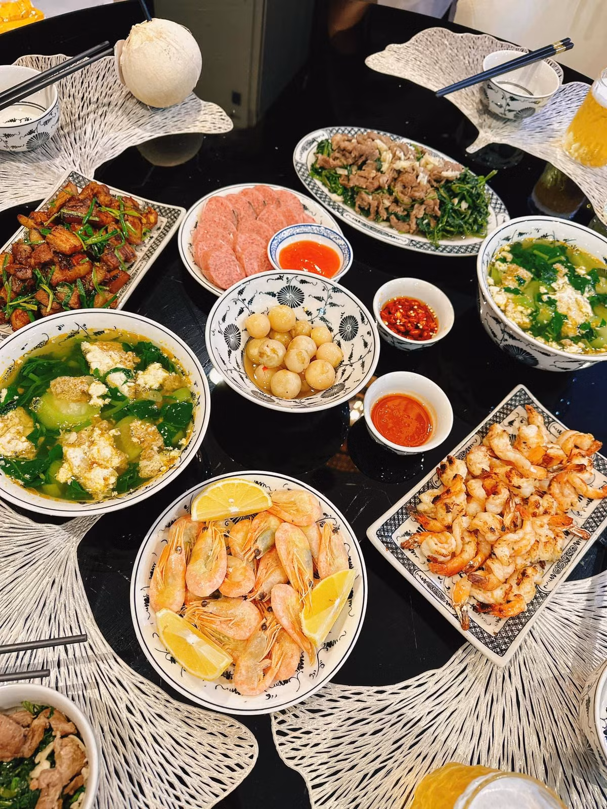 Cách đây không lâu, Shark Bình chia sẻ mâm cơm do chính diễn viên Phương Oanh vào bếp. Qua đó, phần nào thấy được không gian bàn ăn rộng rãi và sang trọng. Ảnh: FB Nguyen Hoa Binh