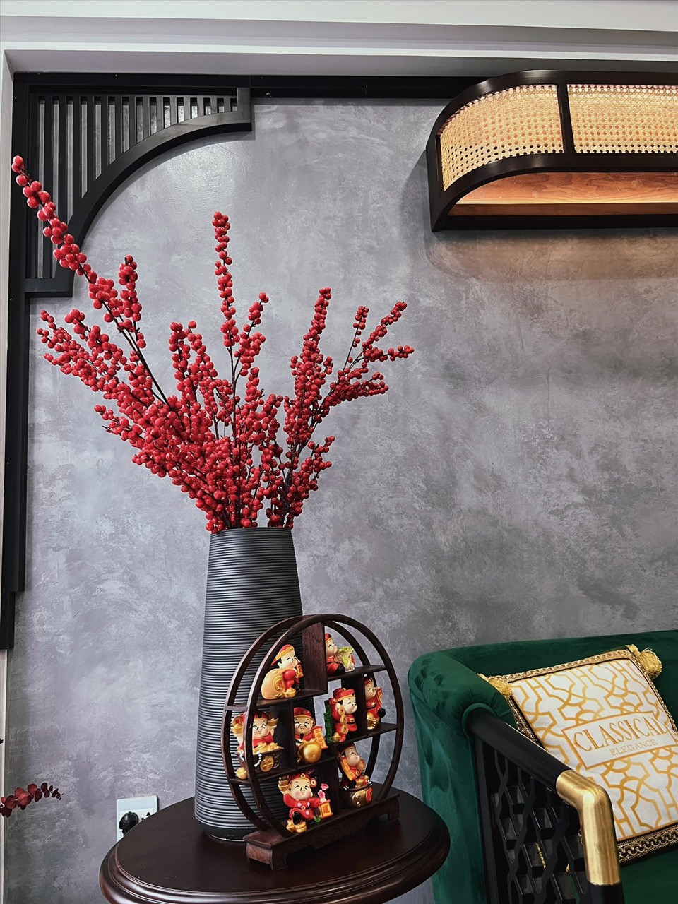 Căn hộ có tông màu trắng, ghi và xanh chủ đạo. Ảnh: FBVN