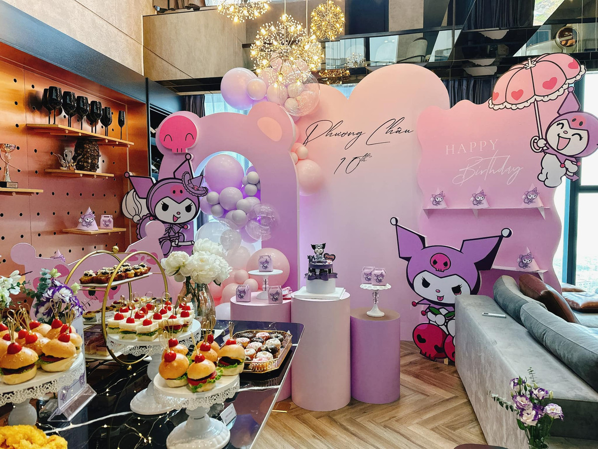 Tiệc sinh nhật con gái Shark Bình được tổ chức trong phòng khách của một căn nhà riêng, trang trí lung linh với nhiều bong bóng. Ảnh: FB Nguyen Hoa Binh